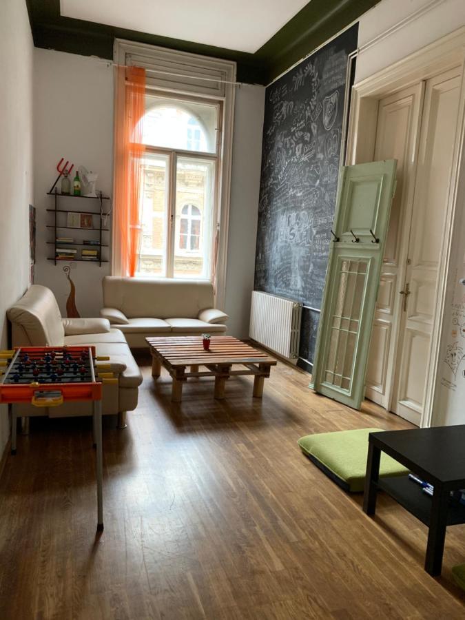 Black Dog Hostel Budapest Exteriör bild